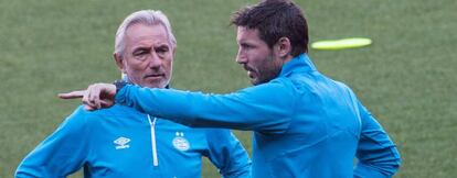 Van Bommel y su suegro, Van Maarwijk, ayer en el Camp Nou.