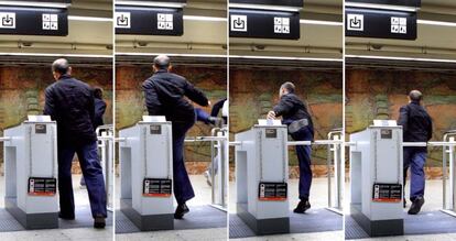 Este hombre se salta uno de los torniquetes de la estación de Paseo de Gracia con un gran paso.