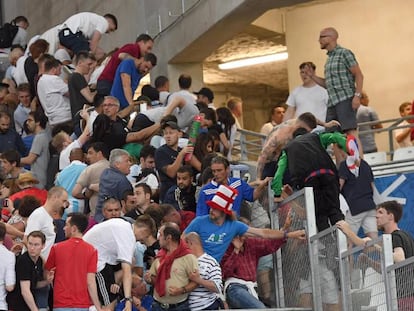 Hinchas rusos e ingleses se pelean en el partido entre las dos selecciones.