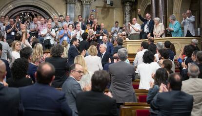 Los diputados aplauden a la tribuna de invitados, tras aprobarse la ley