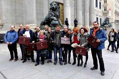 El líder de En Comú Podem (Podemos e ICV), Xavier Domènech (6d), y el resto de parlamentarios de su grupo, posan a las puertas del Congreso tras formalizar esta mañana su acta como diputados de la Cámara Baja.