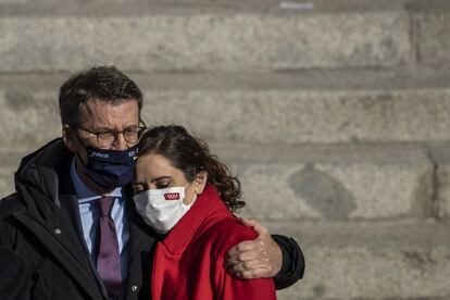 El presidente de la Xunta de Galicia, Alberto Núñez Feijóo (centro) abraza a la presidenta de la Comunidad de Madrid, Isabel Díaz Ayuso, a su llegada al Congreso, este lunes.