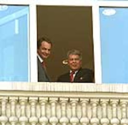 Felipe González, con el secretario general del PSOE, José Luis Rodríguez Zapatero, en un balcón del hotel Palace de Madrid, en donde se celebró la victoria en 1982.