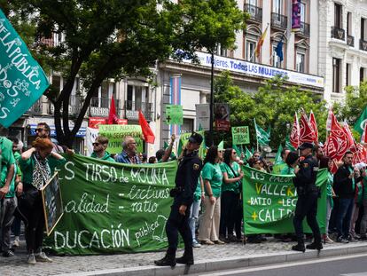 Profesores de la pública protestan frente a la Consejería de Educación en Madrid el 22 de mayo, en la segunda jornada de huelgas convocada por los sindicatos de la Mesa Sectorial y por Menos Lectivas.