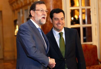 Rajoy saluda a Moreno en el acto de este miércoles.