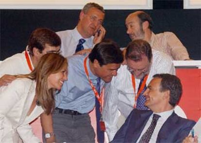 Zapatero recibe las felicitaciones de varios de sus compañeros de partido después de su discurso.