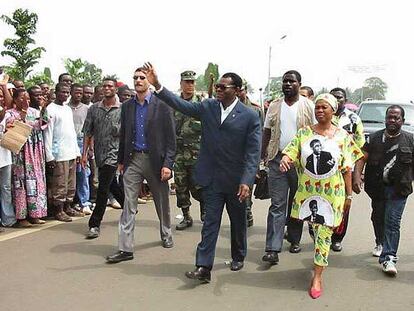 Teodoro Obiang saluda a los asistentes a una manifestación organizada en Malabo contra el opositor Severo Moto, en marzo de 2004.