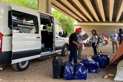 Coalition for the Homeless of Houston entregan ayuda de donaciones para las personas sin hogar, en Houston.