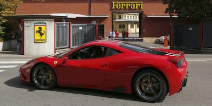 Un Ferrari frente a la f&aacute;brica de la empresa en Maranello, Italia. 