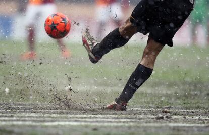 Un jugador del Juventus golpea el balón durante el partido de Fútbol de Liga de Campeones contra el Galatasaray jugado hoy en el estadio TT Arena Estambul (Turquía), embarrado por la lluvia. El partido se interrumpió ayer con el marcador en 0-0 por el la intensa nevada que comenzó a caer en la capital turca y se ha reanudado hoy. Finalmente el Galatasaray ha ganado por 1-0.