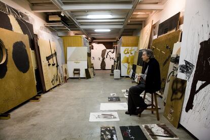 El pintor Antoni Tapies, en su estudio de Barcelona, rodeado de sus últimos trabajos.