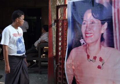 Partidarios de la líder opositora Aung San Suu Kyi se concentran ante la sede del partido Liga Nacional pera la Democracia ante el anuncio de su posible liberación.