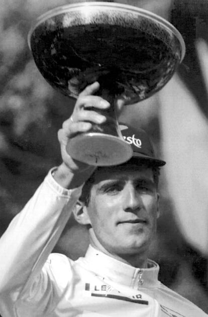 Miguel Induráin alza el trofeo de ganador del Tour de 1993, el tercero consecutivo, en los Campos Elíseos de París.