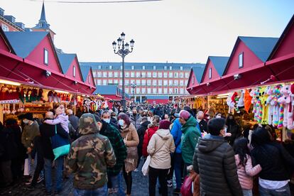 Un grupo de personas asiste al mercadillo navideño instalado en la madrileña plaza mayor, a 5 de diciembre de 2021, en Madrid.