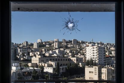 Estado de una ventana tras recibir el impacto de una bala perdida en la habitación de un hotel en la ciudad palestina de Yenín, en el norte de Cisjordania.