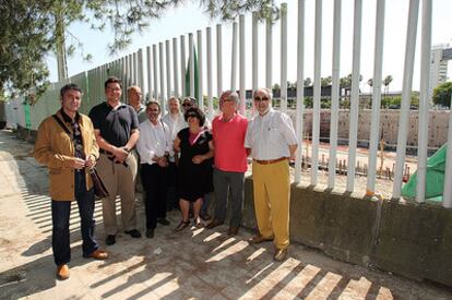 El vicepresidente de Icomos-España , Jose María García de Miguel, el representante en España del World Monuments Fund , Pablo Fernández Longoria, el arquitecto e impulsor del 'Manifiesto en contra de la construcción de la Torre Cajasol, Fernando Mendoza, entre otros, han visitado las obras del rascacielos proyectado por Pelli en Sevilla.