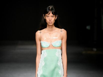 Aires lenceros, cortes estratégicos y tonos pastel en Christopher Kane