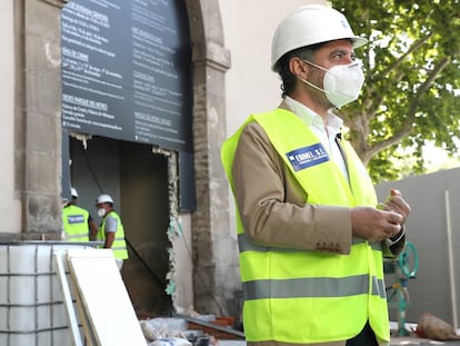 Manuel Borja-Villel, director del Museo Reina Sofía, ante la entrada de las obras de acondicionamiento de las nuevas salas del centro que se rescatarán para la colección permanente.