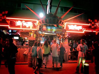 Animación nocturna en el bar musical HeartBreak de la playa de Levante, en Benidorm.