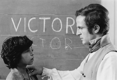 El niño Jean-Pierre Cargol junto a Truffaut, que interpretó al profesor de su película 'El pequeño salvaje'.