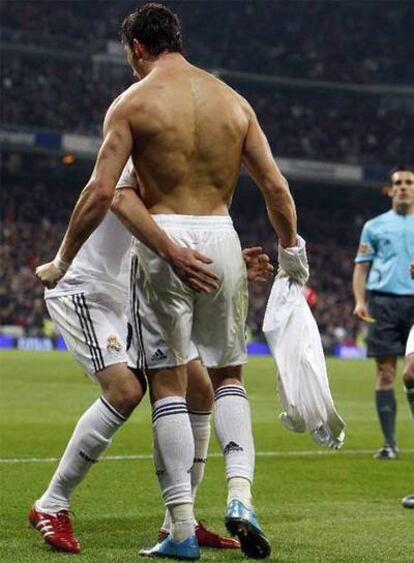 Cristiano recibe la felicitación de Benzema tras su gol al Almería.