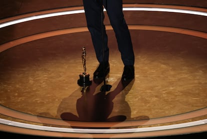 Lol Crawley dejó su estatuilla en el piso al momento de dar su discurso de aceptación por mejor fotografía.