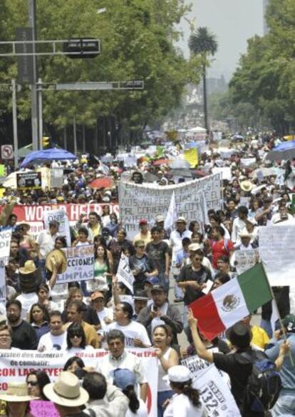 Marcha en Ciudad de México contra la "imposición" de Peña Nieto.