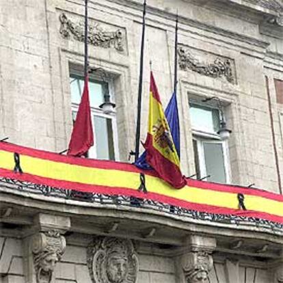 Imagen de la fachada del edificio de la sede del Gobierno de la Comunidad de Madrid, en la que las banderas ondean a media asta luciendo crespones negros, en se?al del luto que el Gobierno ha decretado hasta el prximo sbado, por las vctimas de los atentados.