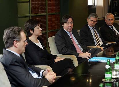 De izquierda a derecha, Pedro García Guillén, director general de EL PAÍS; Amalia Navarro, directora de Sensibilización de Unicef; Jaime Gómez Pineda, director ejecutivo de Unicef; Javier Moreno, director de EL PAÍS, y Francisco Cuadrado, director de Recaudación de Unicef.