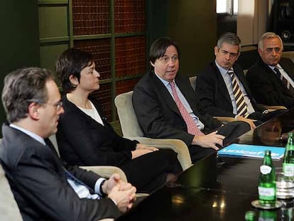 De izquierda a derecha, Pedro García Guillén, director general de EL PAÍS; Amalia Navarro, directora de Sensibilización de Unicef; Jaime Gómez Pineda, director ejecutivo de Unicef; Javier Moreno, director de EL PAÍS, y Francisco Cuadrado, director de Recaudación de Unicef.