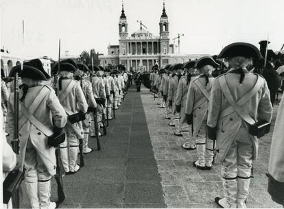 Retreta militar con trajes de época ante la catedral de la Almudena, con motivo de las fiestas del Dos de Mayo en Madrid, en 1992, Capital Cultural de Europa.