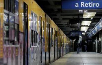 Vagones de un subterráneo permanecen vacios en la estación de Constitución de la línea C de Buenos Aires (Argentina), que se encuentra parada a raíz de la huelga por demandas salariales.