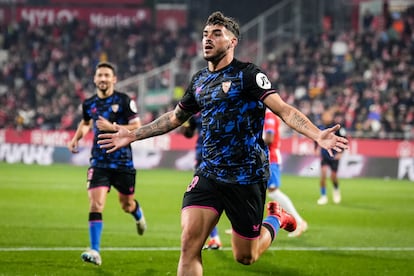 El delantero del Sevilla Isaac Romero celebra su gol durante el partido con el Girona del pasado domingo.