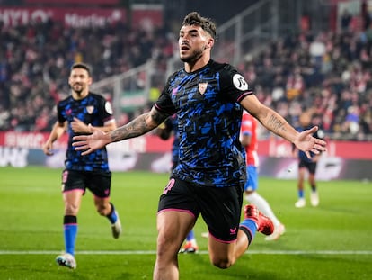 El delantero del Sevilla Isaac Romero celebra su gol durante el partido con el Girona del pasado domingo.