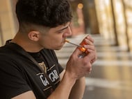 Un hombre enciende un cigarrillo, en una imagen de archivo.