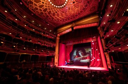 La pianista Rosa Torres-Pardo, en el homenaje a la escritora Almudena Grandes en el teatro María Guerrero.