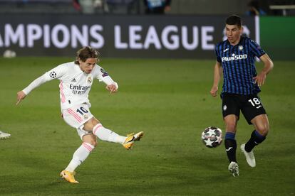 Modric dispara ante el Atalanta en el Di Stéfano.