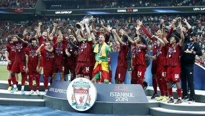 Los jugadores del Liverpool celebran la consecución de la Supercopa de la UEFA ante el Chelsea, en el Besiktas Park, en Estambul.