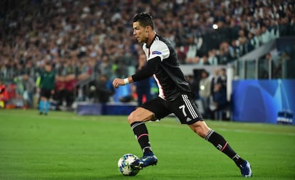 Cristiano Ronaldo conduce la pelota en el partido contra el Bayer Leverkusen.