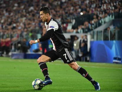 Cristiano Ronaldo conduce la pelota en el partido contra el Bayer Leverkusen.