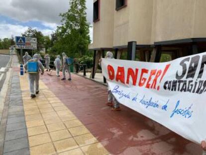 Un grupo de personas simulan desinfectar el lugar donde Ciudadanos ha ofrecido un mitin en Estella.