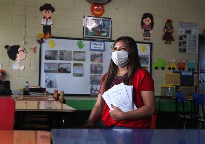 La guatemalteca Magdalena Lucrecia Medina, apodada 'Seño Lucky', ha creado cuadernillos escolares propios y se ha asegurado de que todos sus alumnos tuvieran acceso a Internet. Aunque debiera pagar mensualmente el de seis de ellos.