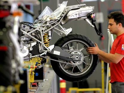 Un trabajador en la factor&iacute;a de Ducati de Borgo Panigale 