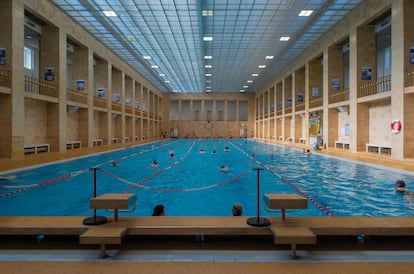 Interior de la piscina Stadtbad Chemnitz, diseñada por Fred Otto.