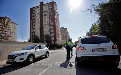 Agentes de la Guardia Civil y de la Policía Local de la localidad valenciana de la Pobla de Farnals controlan los accesos a las playas, tranquilas ante la falta de turistas esta Semana Santa debido al confinamiento decretado por el estado de alarma.