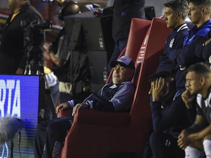 Maradona, técnico del Gimnasia, observa el partido contra Independiente. 