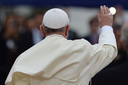 El papa Francisco saluda a la gente en el aeropuerto de R&iacute;o de Janeiro.