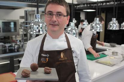 Aduriz muestra uno de sus nuevos platos, el macaron de morcilla y queso azul, en la cocina del Mugaritz.