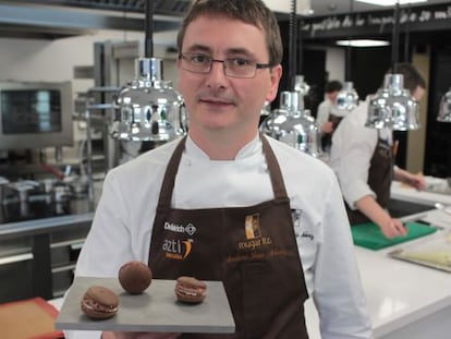 Aduriz muestra uno de sus nuevos platos, el macaron de morcilla y queso azul, en la cocina del Mugaritz.