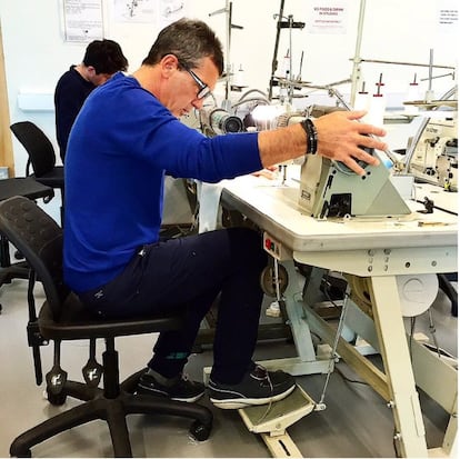 Hoy Antonio Banderas compagina su trabajo en la industria del cine con sus estudios de Moda en la prestigiosa escuela londinense Saint Martins. Todavía le quedan unos años por delante para terminar la carrera, pero el actor ya se ha animado a lanzar su primera colección. Él es su mejor modelo.